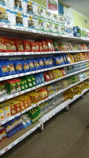 Pasillo con fideos, arroz y aceites en Autoservicio Milaye